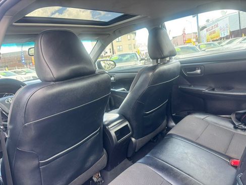 Used 2016 Toyota Camry SE w/ Moonroof Package FWD image 33