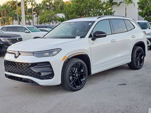 New 2026 Volkswagen Tiguan SE R-Line FWD image 3