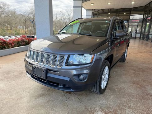 Used 2016 Jeep Compass Latitude image 3