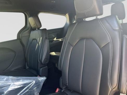 New 2026 Chrysler Pacifica Select AWD/4WD image 23