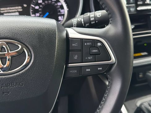 Used 2024 Toyota Highlander XLE AWD/4WD image 26