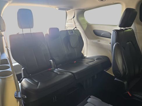 Used 2024 Chrysler Pacifica Touring-L FWD image 14