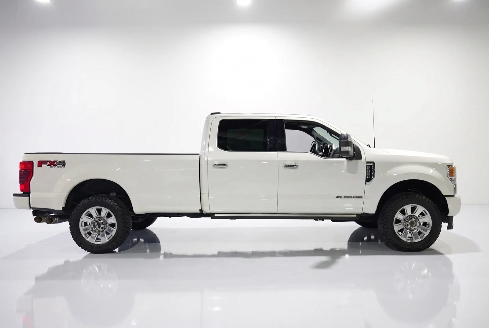 Used 2022 Ford F350 Platinum w/ FX4 Off-Road Package AWD/4WD image 3