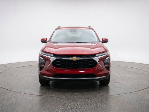 Used 2025 Chevrolet Trax LT FWD image 2