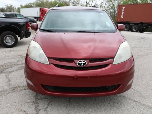 Used 2010 Toyota Sienna XLE FWD image 3