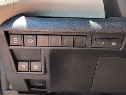 Used 2024 Toyota Sienna XLE FWD image 31