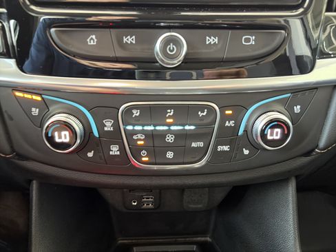 Used 2021 Chevrolet Traverse Premier FWD image 24
