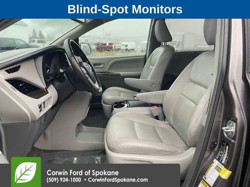 Used 2015 Toyota Sienna XLE image 2