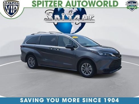 Used 2025 Toyota Sienna LE AWD/4WD image 2