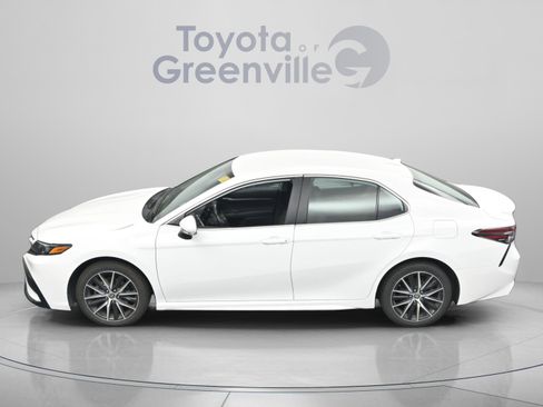 Used 2024 Toyota Camry SE image 5