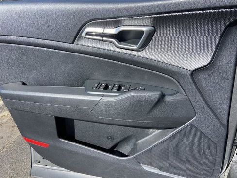 Used 2025 Kia Sportage LX image 16