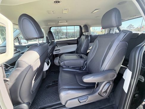 Used 2024 Kia Carnival LX image 24