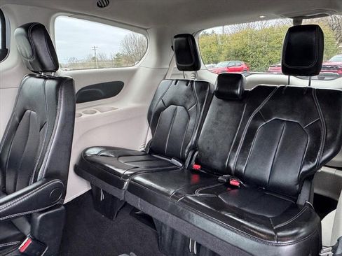 Used 2024 Chrysler Pacifica Touring-L image 13