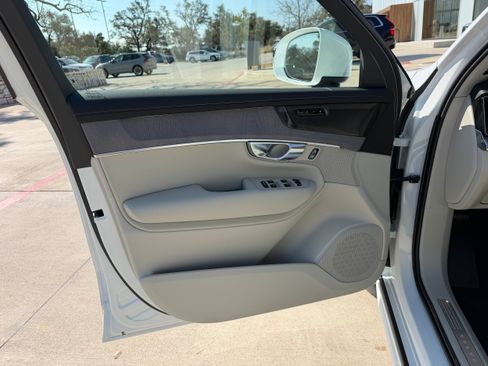 New 2026 Volvo XC90 T8 Ultra w/ Protection Package Premier AWD/4WD image 18
