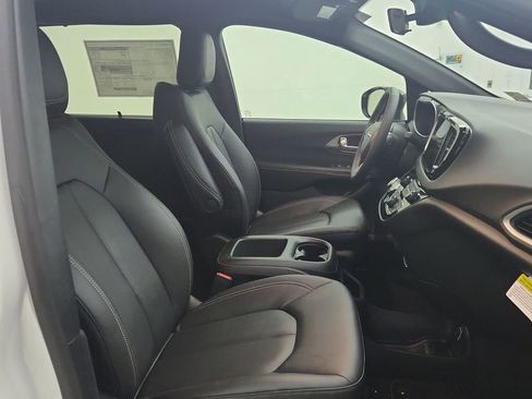 New 2026 Chrysler Voyager LX image 33