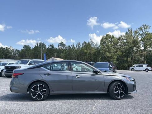 Used 2025 Nissan Altima 2.5 SR FWD image 5
