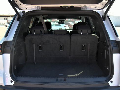 Used 2024 Chevrolet Traverse LT image 50