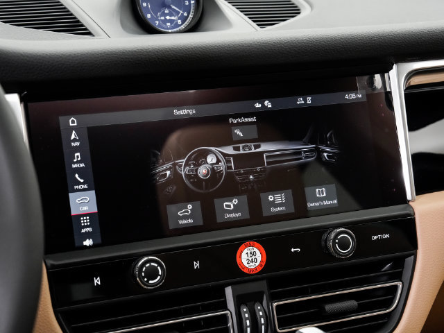Certified 2026 Porsche Macan AWD/4WD image 17