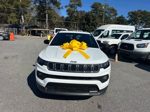 Used 2025 Jeep Compass Latitude image 3