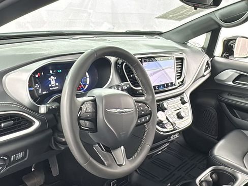 Used 2024 Chrysler Pacifica Select image 42