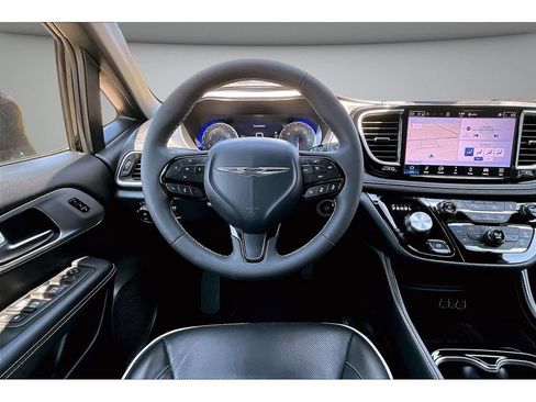 Certified 2025 Chrysler Pacifica Limited FWD image 8