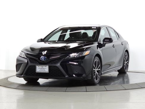 Used 2020 Toyota Camry SE FWD image 3