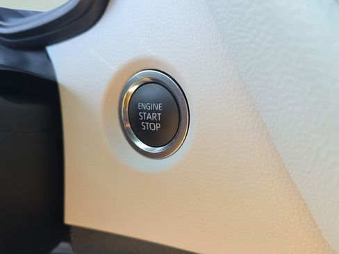 Used 2025 Toyota Corolla SE image 3