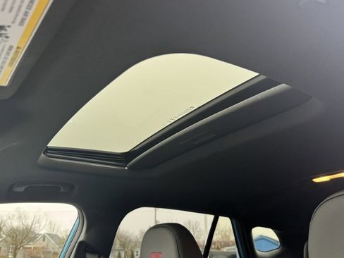 New 2025 Chevrolet Trax RS w/ Sunroof Package image 29
