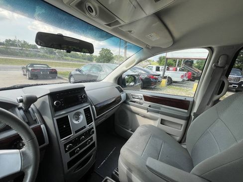 Used 2010 Chrysler Town & Country Touring FWD image 17