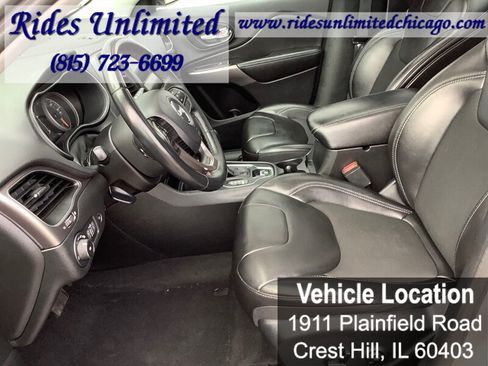 Used 2019 Jeep Cherokee Latitude Plus w/ Comfort/Convenience Group FWD image 16