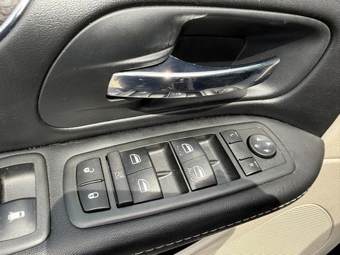 Used 2015 Chrysler Town & Country Touring-L w/ Driver Convenience Group FWD image 20