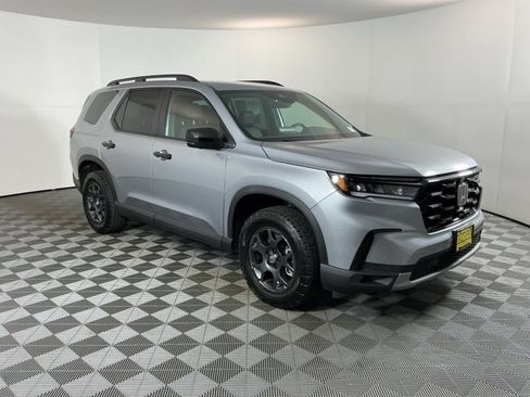 Used 2025 Honda Pilot TrailSport image 3