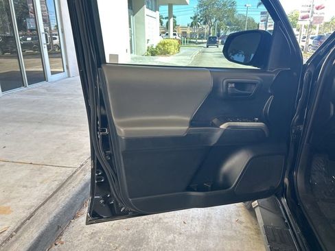 Used 2017 Toyota Tacoma 2WD Double Cab image 33