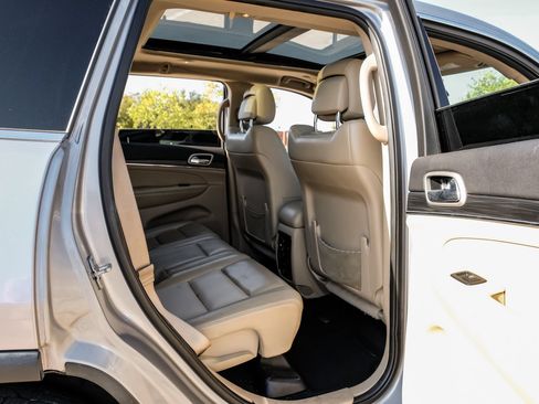 Used 2020 Jeep Grand Cherokee Limited w/ Luxury Group II RWD image 41