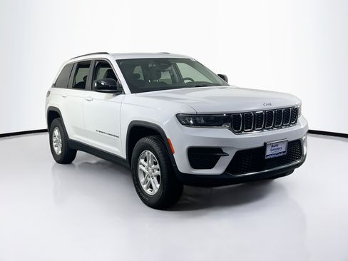 Used 2023 Jeep Grand Cherokee Laredo AWD/4WD image 3