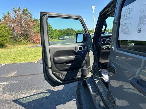 Used 2020 Jeep Wrangler Unlimited Sahara AWD/4WD image 20