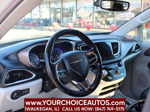 Used 2018 Chrysler Pacifica Touring-L image 13