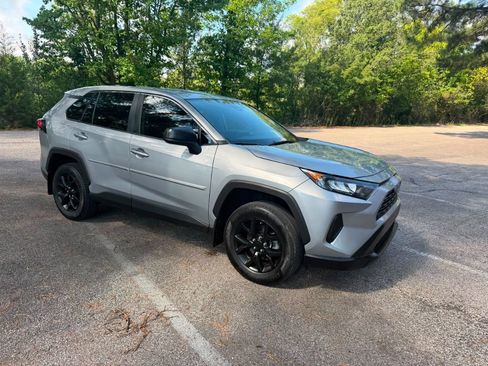 Used 2022 Toyota RAV4 LE FWD image 2
