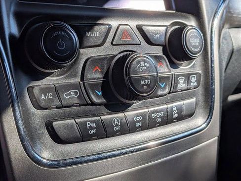 Used 2018 Jeep Grand Cherokee Laredo image 7