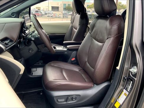 Used 2023 Toyota Sienna Platinum image 8