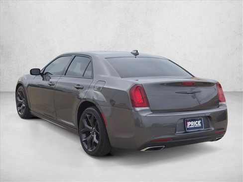 Used 2022 Chrysler 300 Touring L RWD image 8