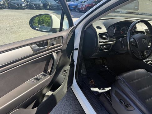 Used 2012 Volkswagen Touareg VR6 AWD/4WD image 9
