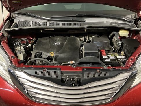 Used 2017 Toyota Sienna XLE w/ XLE Navigation Package image 11