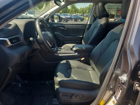 Certified 2025 Toyota Highlander Limited AWD/4WD image 16