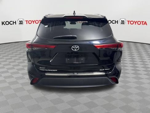 Used 2020 Toyota Highlander XLE AWD/4WD image 7