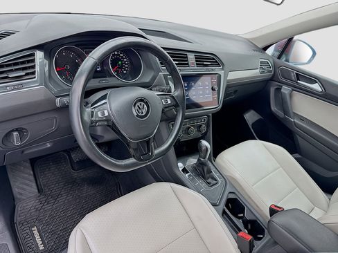 Used 2018 Volkswagen Tiguan SE w/ Panoramic Sunroof Package FWD image 7