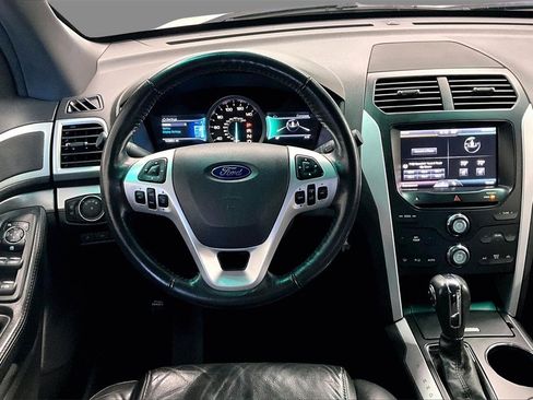 Used 2014 Ford Explorer XLT w/ Equipment Group 202A image 2
