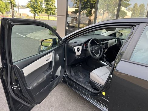 Used 2019 Toyota Corolla LE w/ Carpet Mat Package (TMS) FWD image 7