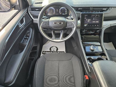 Used 2023 Jeep Grand Cherokee Laredo image 3