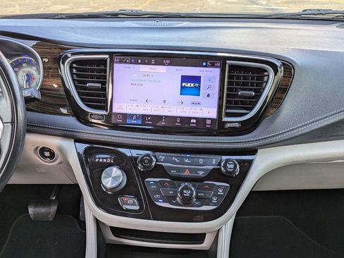 Used 2022 Chrysler Pacifica Limited FWD image 22